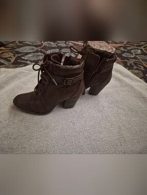 Daisy Fuentes Brown Lace Up Ankle Boots Size 6 Heeled Booties